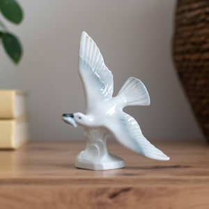 Vintage 1970s Porcelain Seagull Figurine | Mid-Century Ceramic Bird Sculpture with Fish | Retro Seagull and Fish Porcelain Figurine European