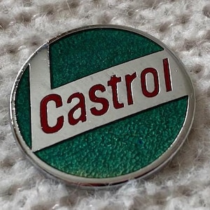 Vintage 1980s Castrol Enamel Pin – Retro Classic Motorsports Lapel Badge – Racing Collectible – Oil Brand Memorabilia – Retro Racing Gift