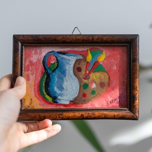 Dipinto a olio in miniatura originale d'epoca del 1969 - Natura morta vibrante espressionista con brocca blu e tavolozza dell'artista - Opera d'arte originale firmata