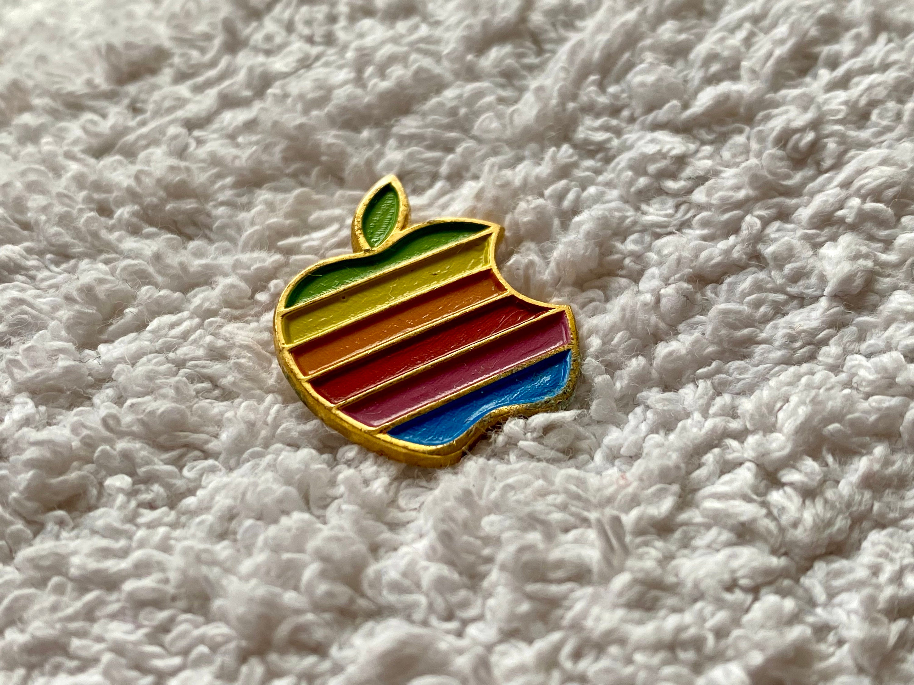 その他 Vintage Apple Logo Pin Vintage Retro Apple Rainbow Logo Enamel Pin - Collectible