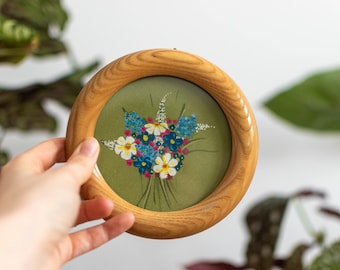 Vintage 1960s Circular Oil on Fabric Floral Painting – Original Mid-Century Modern Round Wall Art, Framed Wildflower Bouquet in Wooden Frame