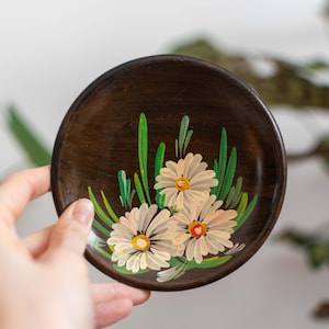 Vintage 1970er Jahre Keramik Wandteller | Rustikaler Blumendekor | Kleine Dekorative Hängeplatte | CottageCore Wandkunst | Kleines Kunst Geschenk