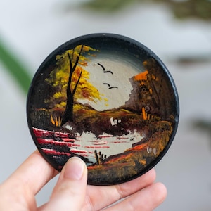Vintage 1970er Jahre Miniatur Keramik Wandteller – Handgemalte Herbst See Szene – Kleine Platte – Rustikale Wandkunst