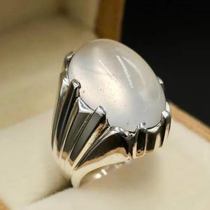 Anel artesanal em estilo Kaptaan com pedra Dural Najaf, prata de lei e quartzo com pedra da lua.
