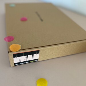 Pu&ograve; includere: Una scatola di cartone marrone con un adesivo che dice "YEAN net white studio mobile#03".