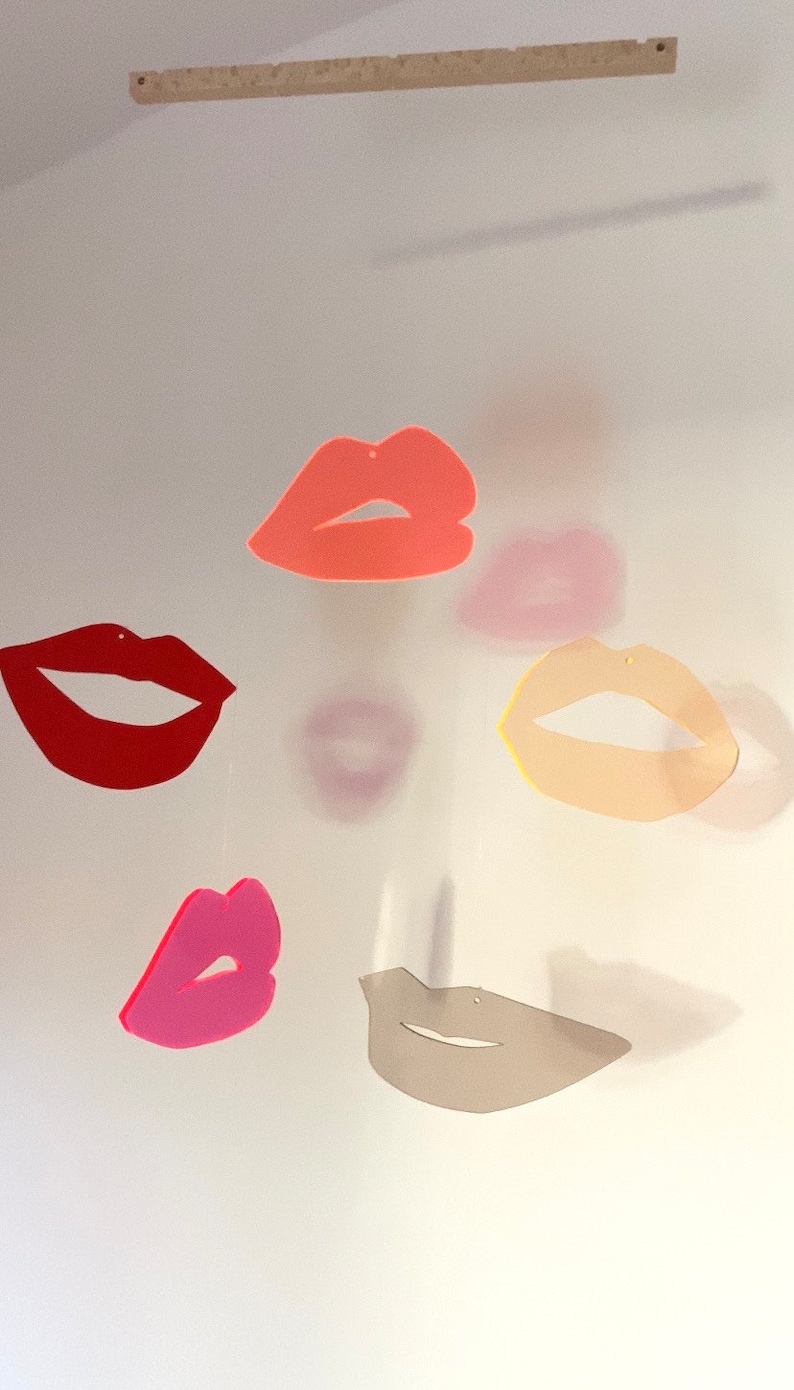Pu&ograve; includere: Un mobile con cinque labbra di diversi colori, ognuna con una forma e una dimensione uniche. Le labbra sono realizzate in un materiale leggero e sono sospese da una corda sottile. Il mobile &egrave; una decorazione divertente e fantasiosa per una cameretta o una casa moderna.