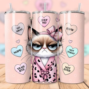 Peut inclure: Trois gobelets en acier inoxydable roses avec un dessin animé de chat grognon portant une robe rose et un nœud rose. Les gobelets ont des cœurs avec des dictons différents, tels que "Go Away", "Just No", "Eww", "Nope", "Not Today", "Not Ever", "Yeah Bye".