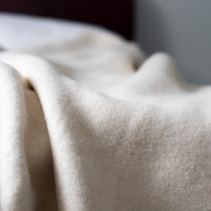 Pure Wool Blanket, Thick Heavyweight and Extra Soft Lambswool Bed Blanket in Natural White