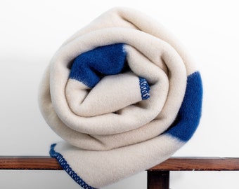 Couverture en laine épaisse et lourde en pure laine de mouton, blanc naturel à rayures bleues. Laine vierge, jeté de couverture chaud d'hiver