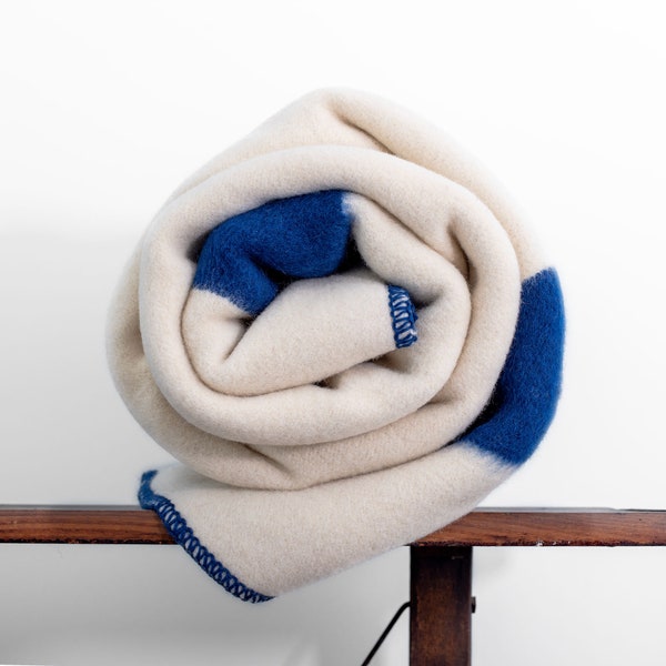 Couverture en laine épaisse et lourde en pure laine de mouton, blanc naturel à rayures bleues. Laine vierge, jeté de couverture chaud d'hiver