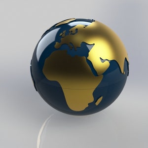 Op de afbeelding: Een blauwe en gouden globe met een glanzende afwerking. De continenten zijn in goud omlijnd.