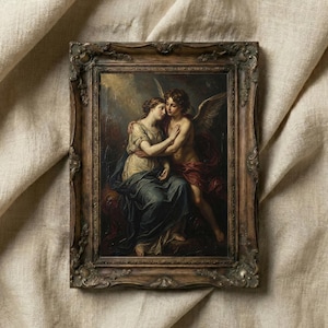 Puede incluir: Pintura enmarcada que representa dos figuras abrazándose. La obra muestra a una mujer con un vestido fluido y una figura alada, probablemente un ángel o querubín, en tonos rojos y dorados. El marco ornamentado, de color marrón oscuro, añade un toque vintage.
