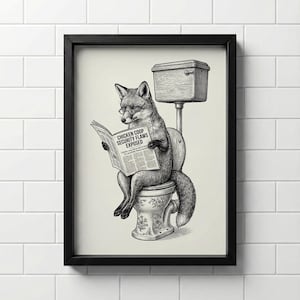 Puede incluir: Impresión en blanco y negro enmarcada que representa un zorro con gafas leyendo un periódico titulado "Chicken Coop Security Flaws Exposed" mientras está sentado en un inodoro. La obra de arte tiene un estilo vintage y humorístico.