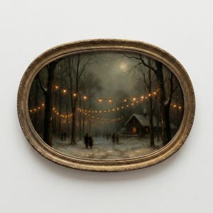 Può includere: Dipinto ovale incorniciato raffigurante una scena invernale innevata. Un sentiero serpeggia attraverso una foresta, illuminato da fili di luci calde. Figure silhouettate camminano verso un'accogliente baita con una finestra illuminata, sotto la luna piena. La cornice è dorata.