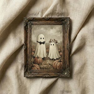 Op de afbeelding: Een ingelijst schilderij toont twee spookfiguren in een pompoenveld. Eén spook draagt een zwarte vlinderdas, de ander een bloemenkrans. Het kunstwerk zit in een sierlijke bruine lijst, geschikt voor Halloween.