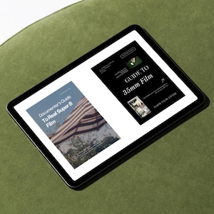 Puede incluir: Una tableta mostrando dos guías digitales para fotografía de película. La guía de la izquierda se titula "Documentor's Guide To Real Super 8 Film" y presenta una foto de una sombrilla a rayas. La guía de la derecha se titula "Guide To 35mm Film" y presenta una foto de una cámara de película.