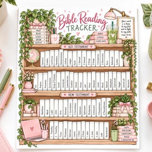 Può includere: Una stampa per il monitoraggio della lettura della Bibbia con un'illustrazione di una libreria con dorsi di libri bianchi etichettati con i nomi dei libri dell'Antico e del Nuovo Testamento. Il design include accenti rosa e verdi, piante in vaso, un portatile e il testo Bible Reading Tracker e Your word is a lamp to my feet and a light to my path. Psalm 119:105.