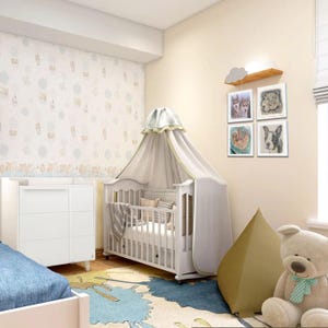 Peut inclure: Un lit bébé blanc avec une moustiquaire et une commode blanche dans une chambre d'enfant. Le lit bébé a un matelas blanc et une couverture blanche. La commode a quatre tiroirs. Il y a un pouf beige et un ours en peluche sur le sol. Les murs sont décorés d'un luminaire en forme de nuage et de quatre images encadrées d'animaux.