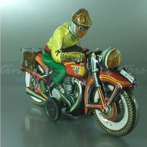K&ouml;nnte beinhalten: Ein rotes, gelbes und gr&uuml;nes Spielzeugmotorrad mit einem Fahrer, der einen Helm und eine Schutzbrille tr&auml;gt. Das Motorrad hat einen Beiwagen und ein Nummernschild mit der Aufschrift "N-HD 714".