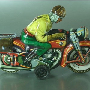 K&ouml;nnte beinhalten: Ein rotes, gr&uuml;nes und gelbes Spielzeugmotorrad mit einem Fahrer, der einen braunen Helm und eine Schutzbrille tr&auml;gt. Das Motorrad hat eine braune Ledertasche und ein Nummernschild mit der Aufschrift "N-HD 114".