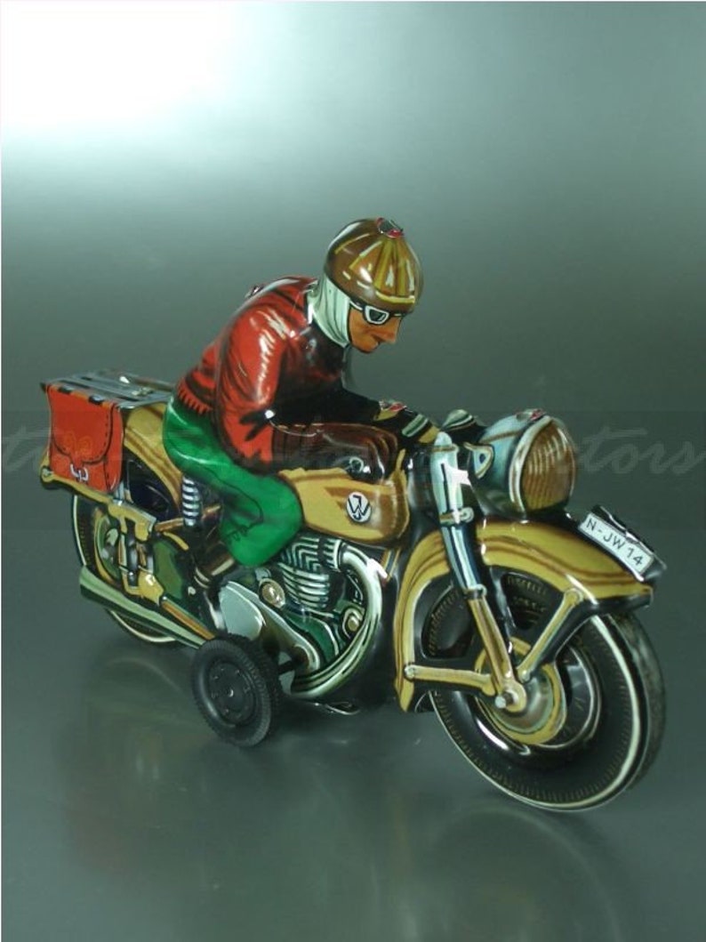 K&ouml;nnte beinhalten: Ein vintage Blechspielzeug-Motorrad mit einem Fahrer, der einen braunen Helm und eine Schutzbrille tr&auml;gt. Das Motorrad ist braun und goldfarben mit schwarzen R&auml;dern und einem Beiwagen. Das Motorrad hat ein Nummernschild mit der Aufschrift "N-JW 14".