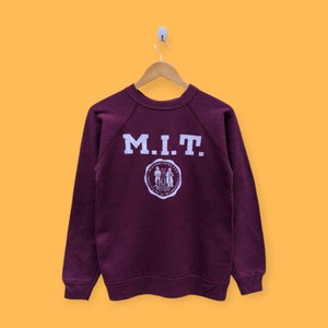 Puede incluir: Una sudadera color burdeos con un logotipo bordado en blanco que dice "M.I.T. Massachusetts Institute of Technology".