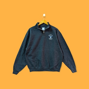 Puede incluir: Una sudadera gris oscuro con cremallera de un cuarto con el texto "EVERETT ROWING" y un logotipo bordado en azul y blanco en el pecho.