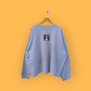 以下が含まれることがあります： 灯台とヤシの木のヴィンテージスタイルのグラフィックがプリントされたグレーのスウェットシャツ。グラフィックの下に「CAPE COD MASSACHUSETTS」というテキストがプリントされています。