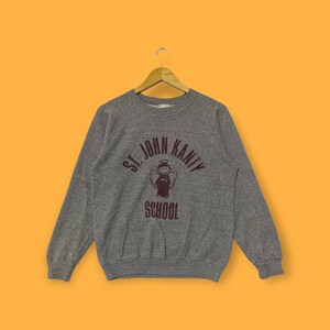 vintage St John kanty school sweatshirts St John kanty ras du cou St John kanty pull style universitaire couleur grise taille moyenne