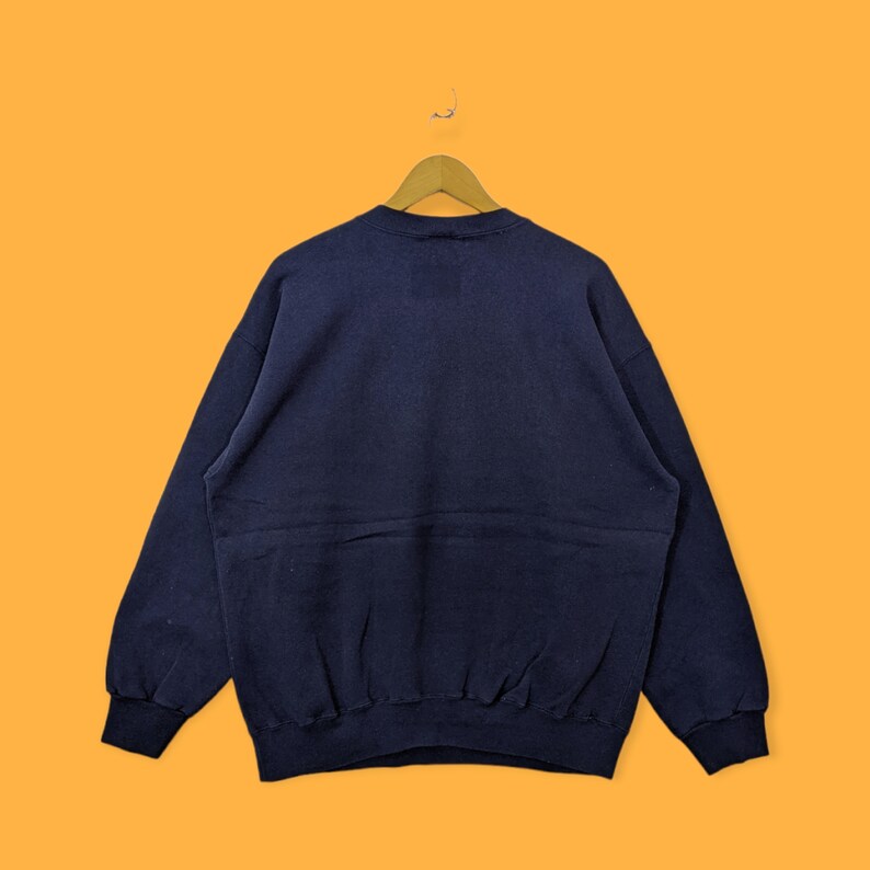 Peut inclure: Un sweat-shirt bleu marine &agrave; col rond et manches longues.