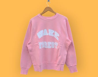 Bluza Wake Forest z lat 90. z napisem "Wake Forest" z okrągłym dekoltem, sweter Wake Forest, streetwear, ładny różowy kolor, rozmiar średni
