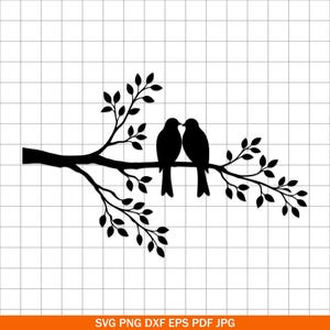 Puede incluir: Silueta negra de dos pájaros posados en una rama de árbol con hojas. Los pájaros se miran, con los picos casi tocándose. La rama tiene varias ramas más pequeñas con hojas.