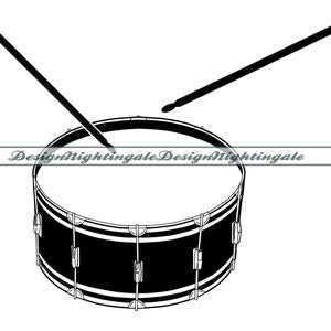 Könnte beinhalten: Eine Schwarzweißillustration einer Basstrommel mit zwei Schlagstöcken. Die Trommel hat ein schwarzes Fell und einen weißen Rand mit einer Reihe schwarzer Linien.