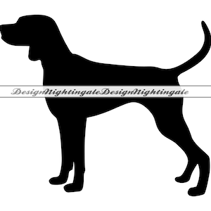 以下が含まれることがあります： 長い鼻と曲がった尾を持つ、立っている犬の黒いシルエット。犬の形は白い背景に対して黒色です。「DesignNightingale」というテキストが犬の体に水平に表示されています。