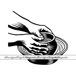 Op de afbeelding: Zwart-witte illustratie van een pottenbakkershanden die een kleipot op een pottenbakkerswiel vormen.