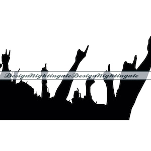 Puede incluir: Silueta de una multitud de personas con los brazos en alto, haciendo el gesto de la mano rock and roll.