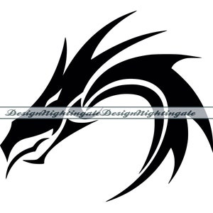 Könnte beinhalten: Schwarz-weißes Tribal-Drachenkopf-Design. Der Drachenkopf ist nach links gerichtet und hat einen scharfen, stilisierten Look.