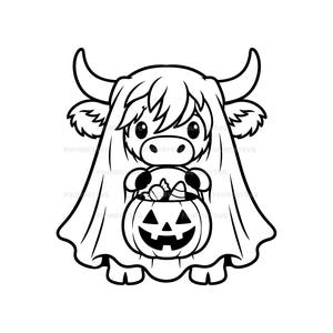 Op de afbeelding: Een zwart-wit lijntekening van een Highland-koe in een spookkostuum. De koe heeft grote ogen, hoorns en warrig haar en houdt een pompoenemmer met snoepjes vast. Het ontwerp is voorzien van strakke, duidelijke omlijningen en contouren.