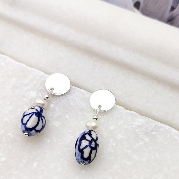 Beautiful blue and white earrings with Delftware and freshwater pearls | gold or silver | Jewelery for the summer outfit, elegant and timeless