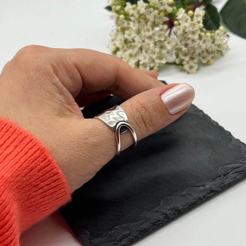 Anillo grueso martillado, anillo del pulgar, anillo ajustable para las mujeres, anillo delicado, anillo abierto, anillos para la mujer, regalo para ella, regalo del día de San Valentín imagen 5