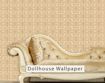 Puede incluir: Una chaise longue blanca con ribetes dorados y un cojín dorado se encuentra frente a una pared cubierta con papel tapiz beige con un patrón de damasco marrón repetitivo. El texto "Dollhouse Wallpaper" está impreso en la chaise longue.