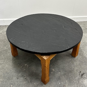 1970er Jahre Belgischer Brutalist / Couchtisch aus strukturiertem schwarzem Schiefer und massiver Eiche - skulpturales architektonisches Design mit Natursteinplatte