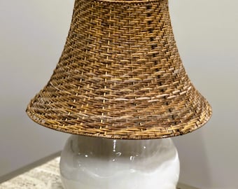 Vintage keramische tafellamp met rotan kap, jaren 80.