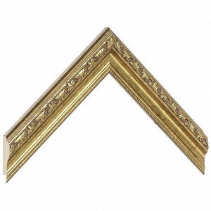 Könnte beinhalten: Ein goldener Bilderrahmen mit einem verzierten Design. Der Rahmen hat einen erhöhten Rand und eine abgeschrägte Oberfläche.