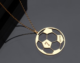 Könnte beinhalten: Eine goldene Halskette mit einem Anhänger in Form eines Fußballs. Der Anhänger trägt die Nummer "7" und den Namen "Hector" eingraviert.