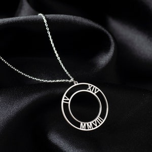 Collar de números romanos modernos, collar de fecha de números romanos, collar de graduación, joyería de letras romanas, collar de declaración, regalo para ella