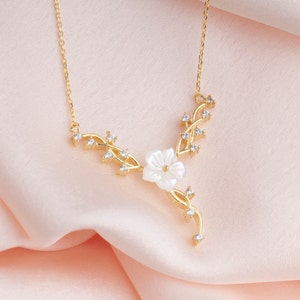 女性用ミニマリストマグノリアネックレス、輝く桜の花ネックレス、925スターリングシルバー、お母さんへの桜ネックレス、彼女へのギフト