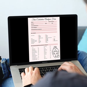 K&ouml;nnte beinhalten: Ein Hautbewertungs- und Analyseformular auf dem Bildschirm eines Laptops. Das Formular enth&auml;lt Abschnitte f&uuml;r pers&ouml;nliche Informationen, Hautuntersuchung und Hauterkrankungen. Eine stilisierte Illustration eines Frauenkopfes mit einem Handtuch auf dem Kopf befindet sich in der unteren rechten Ecke des Formulars.