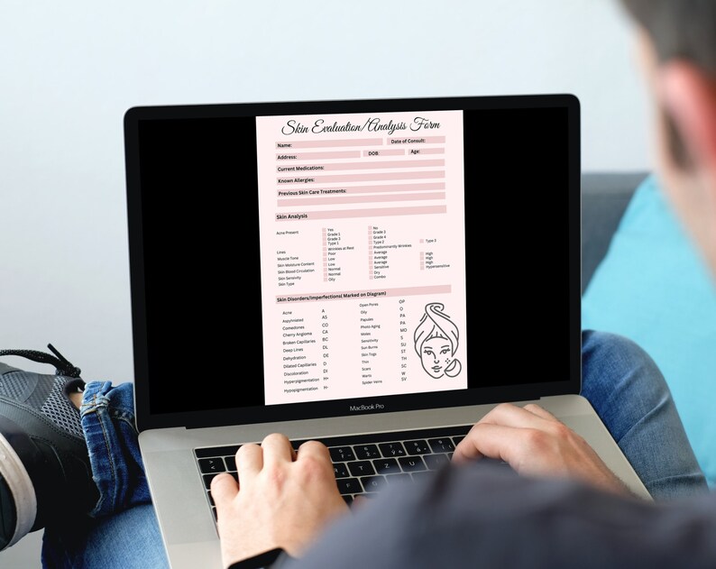 K&ouml;nnte beinhalten: Ein Hautbewertungs- und Analyseformular auf dem Bildschirm eines Laptops. Das Formular enth&auml;lt Abschnitte f&uuml;r pers&ouml;nliche Informationen, Hautuntersuchung und Hauterkrankungen. Eine stilisierte Illustration eines Frauenkopfes mit einem Handtuch auf dem Kopf befindet sich in der unteren rechten Ecke des Formulars.