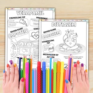 Pu&ograve; includere: Due pagine da colorare a tema medico, con i nomi "VERAPAMIL" e "DILTIAZEM". Le pagine includono illustrazioni di un cruscotto di un'auto e un cuore, insieme a testo correlato. Una collezione di pennarelli e matite colorate &egrave; in primo piano.